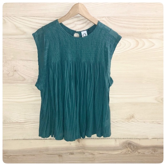 4/$20🛍ANTHROPOLOGIE GREEN SMOCKED SLEEVELESS TOP - Picture 2 of 8